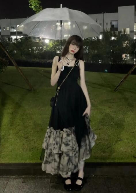 黑裙子配什么鞋子 黑裙子搭配什么顏色的上衣好看 黑裙子配什么鞋子 黑裙子搭配什么顏色的上衣好看